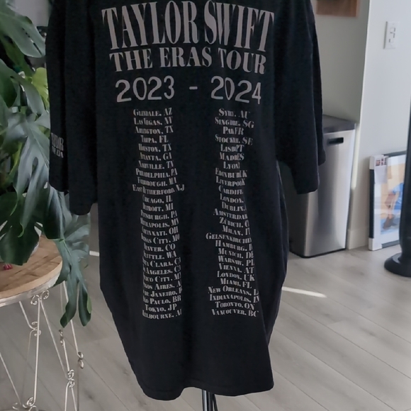Taylor Swift Black Tour T-Shirt - Picture 3 of 4